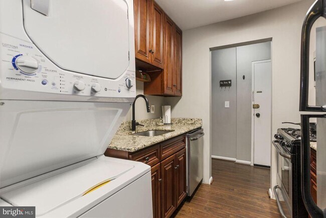 Building Photo - 1541 Colonial Dr