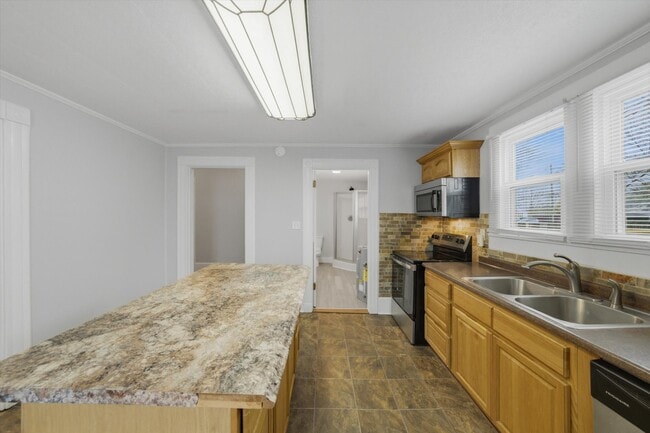 Building Photo - 401 E Oak Hill Ave