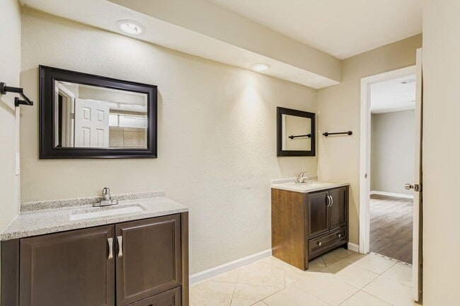 Building Photo - 15710 Sandy Hill Dr