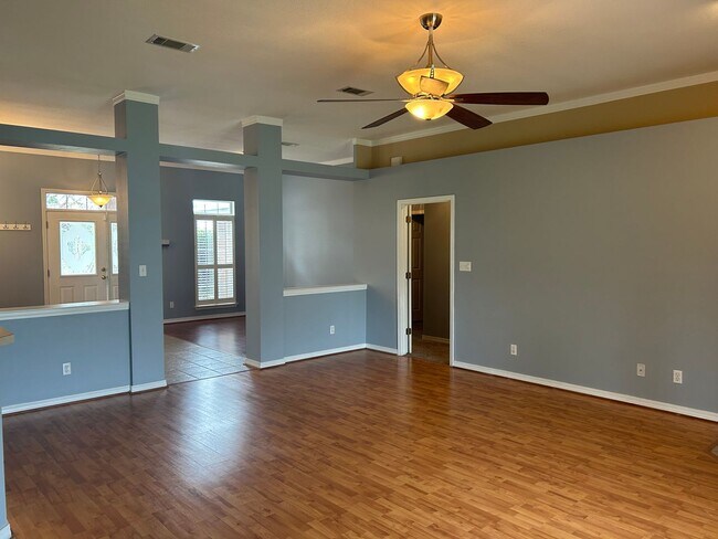 Building Photo - 4BR/3BA with privacy fenced backyard