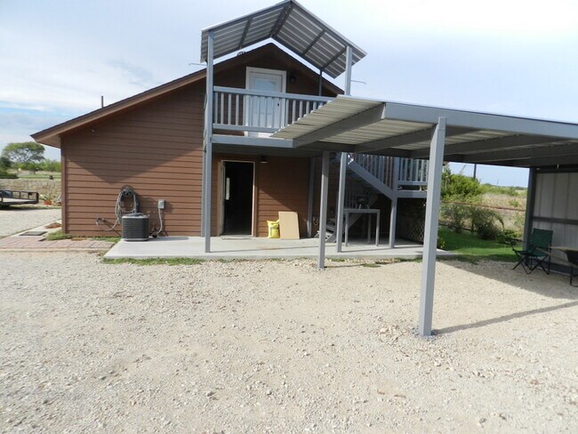 Building Photo - 2/2 Stone Stand Alone Apartment - RV HOOK ...