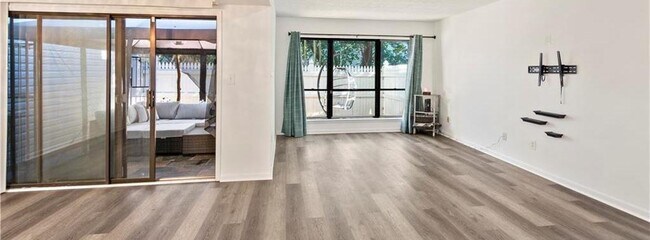 Building Photo - 2685 Meadowlawn Dr