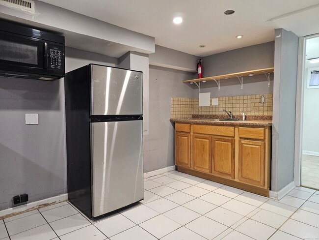 Building Photo - 11 Brookfield Dr