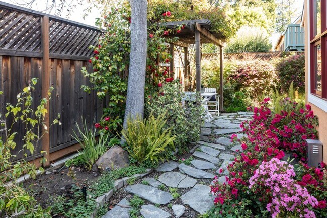 Building Photo - Stunning Menlo Park Townhome