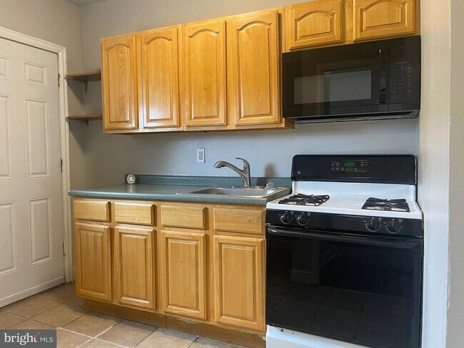 Building Photo - 412 E Walnut Ln