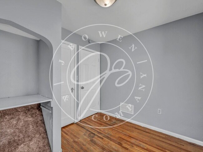 Building Photo - 3-Bedroom 1 1/2 Bathroom home in West Toledo with Hardwood Floors!