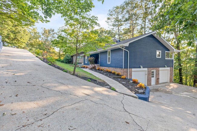 Building Photo - 555 Benson Dr