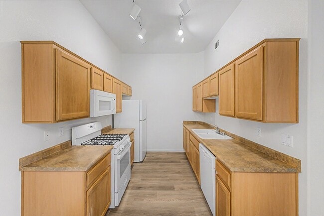 Building Photo - Gated 3 Bedroom condo located just off 215 & Eastern!