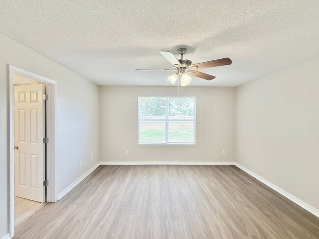 Building Photo - Charming 3-Bedroom Home - Spacious Backyard