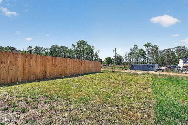 Building Photo - Like-New 2024 Townhome with Mountain Views, Garage & Backyard