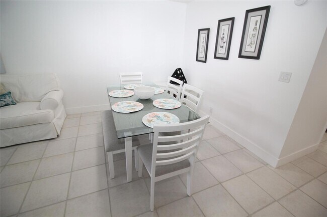 Building Photo - 3151 S Palm Aire Dr