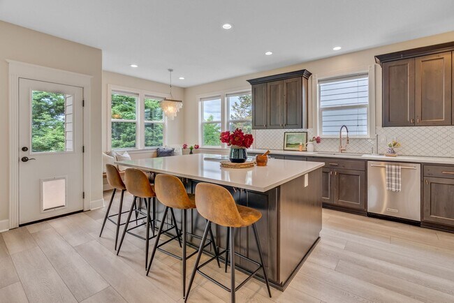 Building Photo - Stunning, spacious 4-bdrm/4-bath in Tigard. Fireplace, massive decks, next to nature