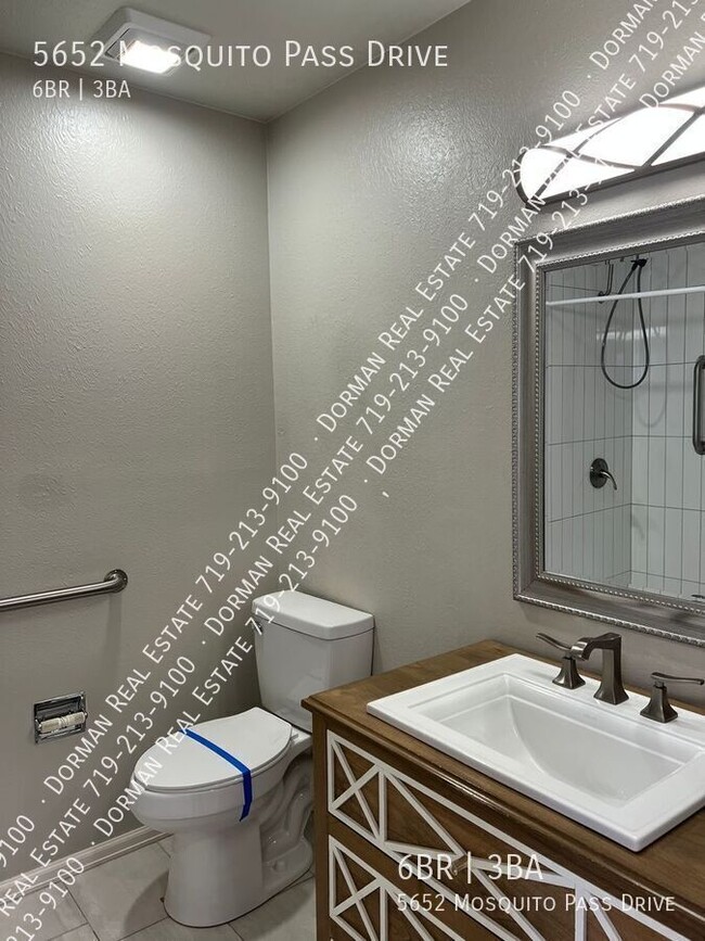 Building Photo - $500 OFF the first month of rent! Modern a...