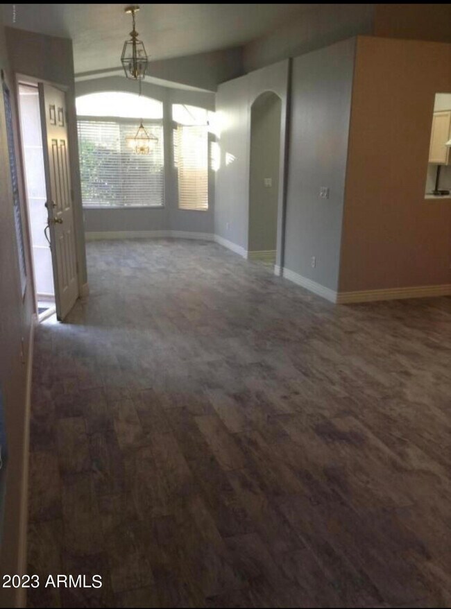 Building Photo - 2816 E Villa Theresa Dr