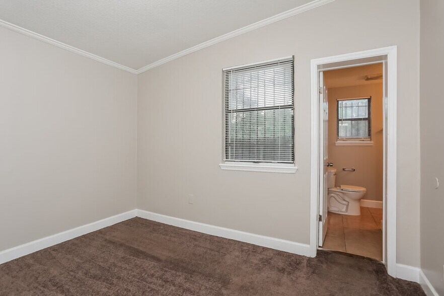 Building Photo - 2611 Lowes Pl