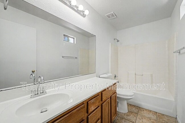 Building Photo - 932 W 19th Ave
