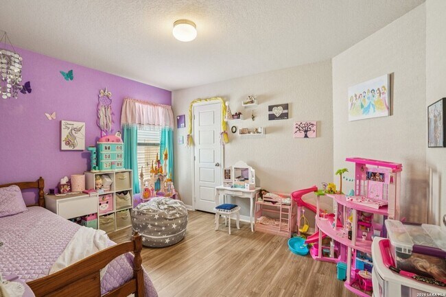 Building Photo - 633 Oleander Crk