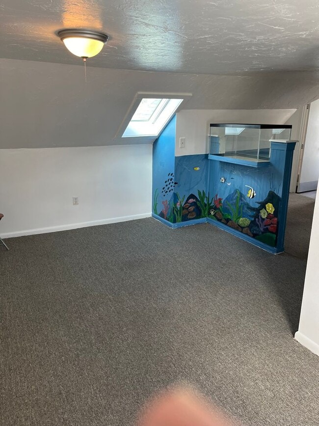 Building Photo - Sunny, Clean, Quiet 2 bedroom 1 bath 2nd floor apartment