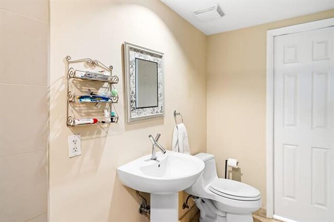 Building Photo - 18911 Collins Ave