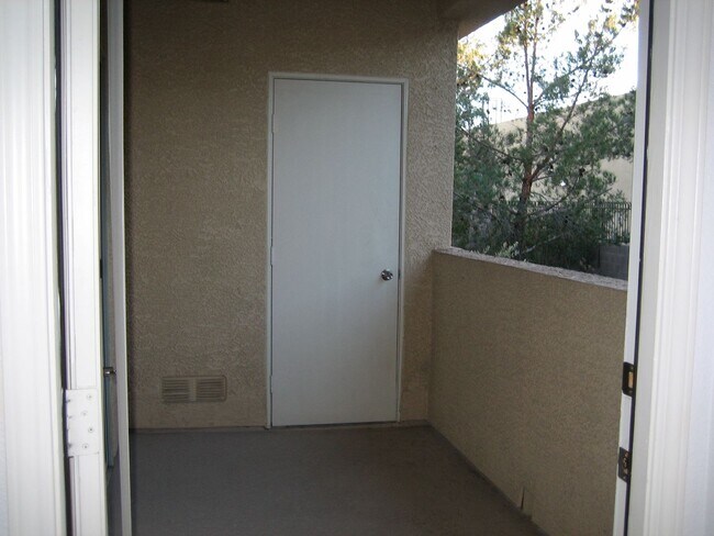 Building Photo - Condo on 2nd floor - Move-in Ready - 3 bed...