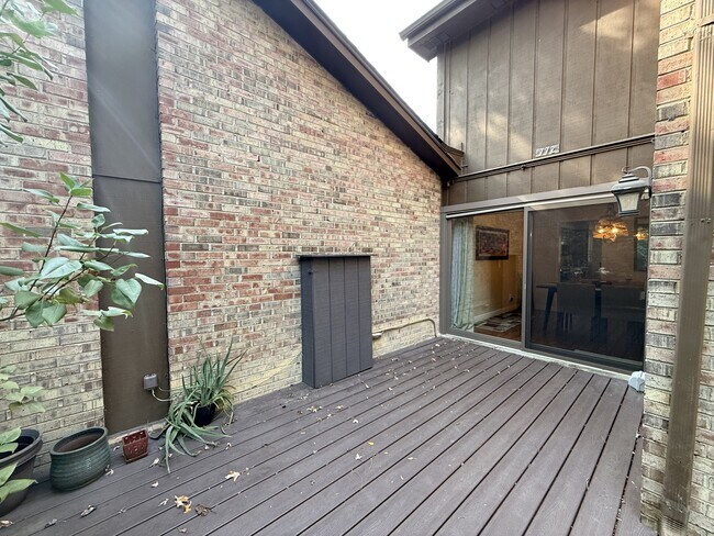 Building Photo - 772 Greenhills Dr