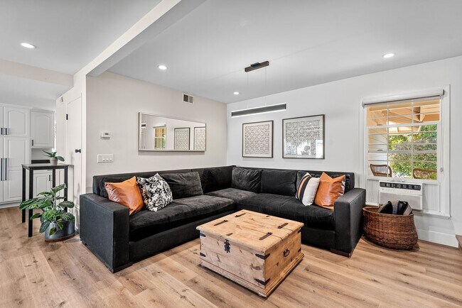 Building Photo - 363 Larcom St