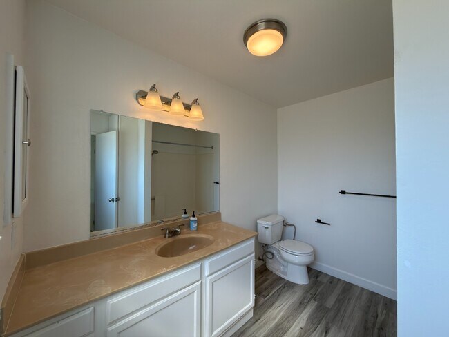 Building Photo - Prime Santa Clara Location | Bright 3BR/2.5BA End-Unit | 2 Primary Suites | Central Heat & AC