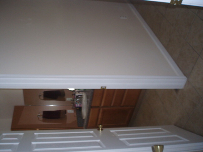 Building Photo - 4 Bedroom, 3 Bathroom Spacious Duplex