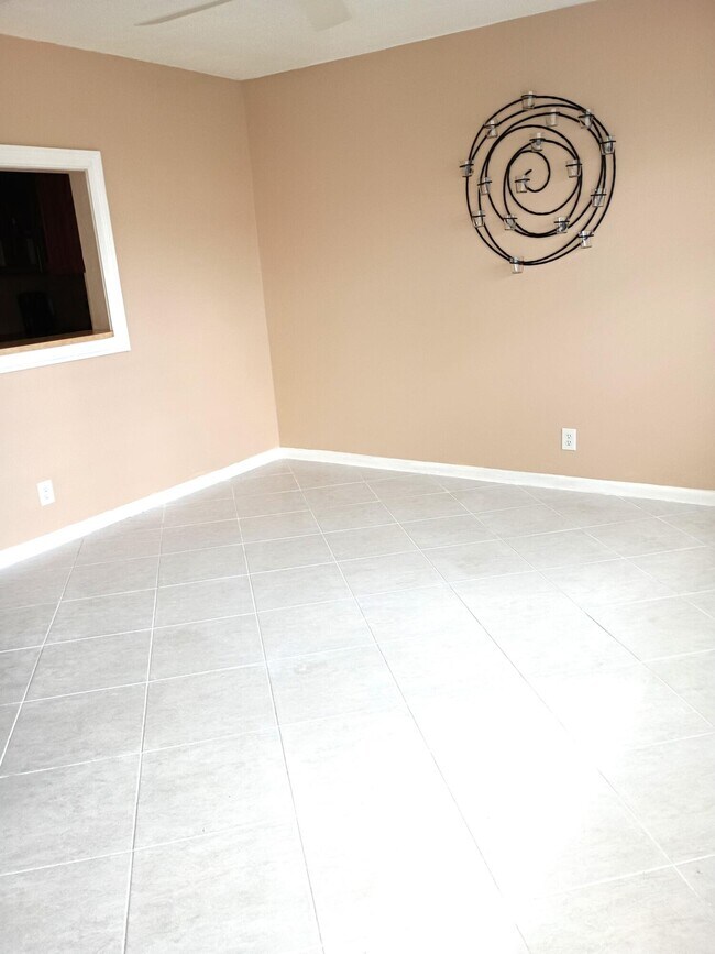 Building Photo - 355 Sheffield O