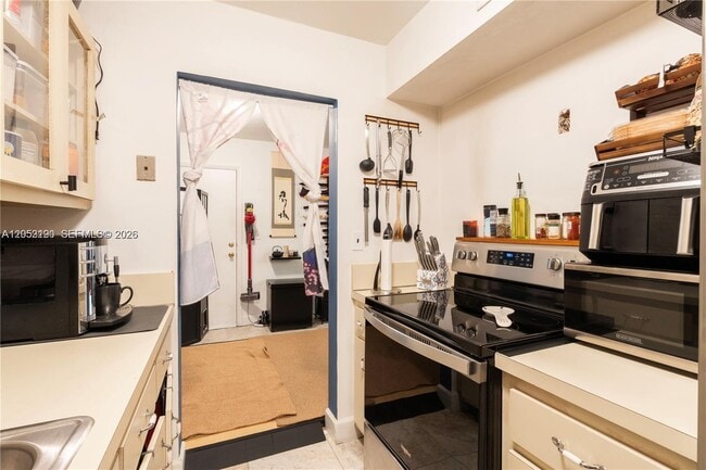 Building Photo - 9490 SW 77th Ave