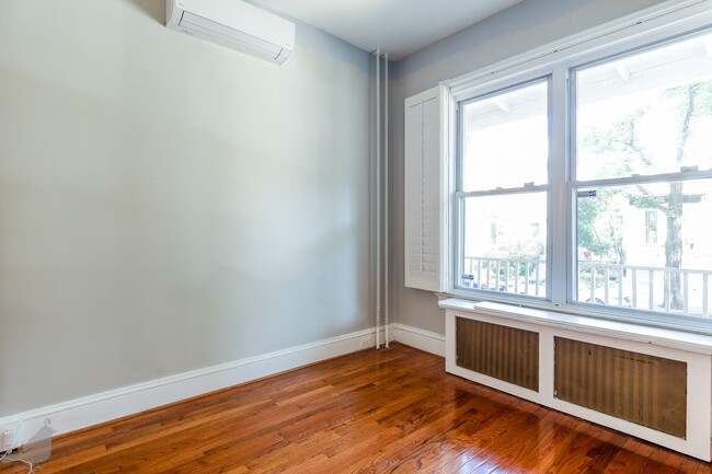 Building Photo - Classy Columbia Heights Row Home! 1/2 Off ...