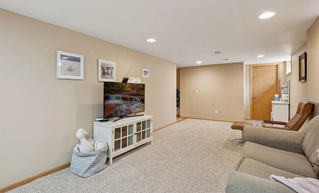 Building Photo - 2307 Harding St NE