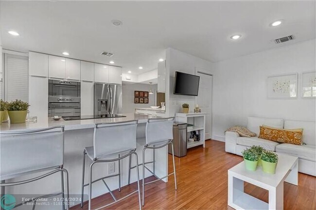 Building Photo - 812 E Cypress Ln