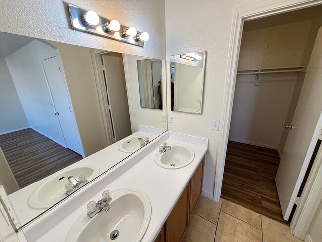 Building Photo - Beautiful 3Bed/3Bath Townhome w/ Garage lo...