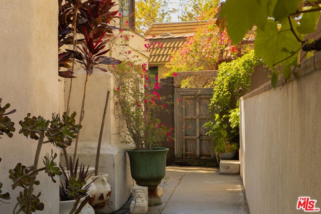 Building Photo - 2829 Beachwood Dr