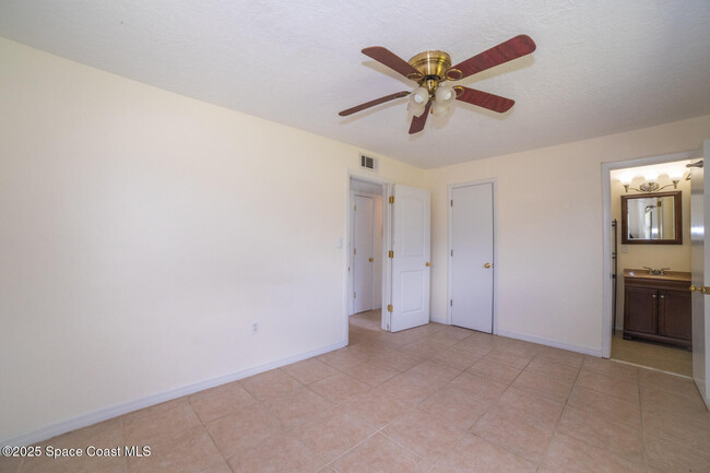 Building Photo - 2285 Dolphin Rd
