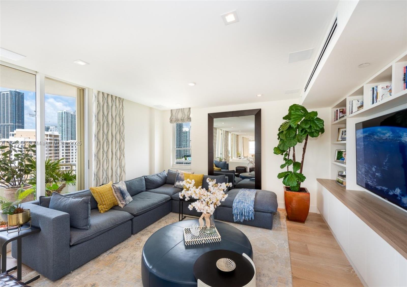 Building Photo - 888 Brickell Key Dr