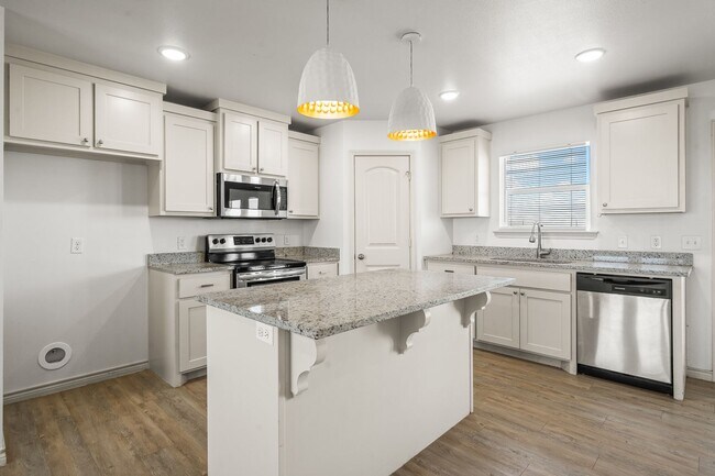 Building Photo - 3 Bedroom 2 Bathroom Home on 1 Acre Lots!