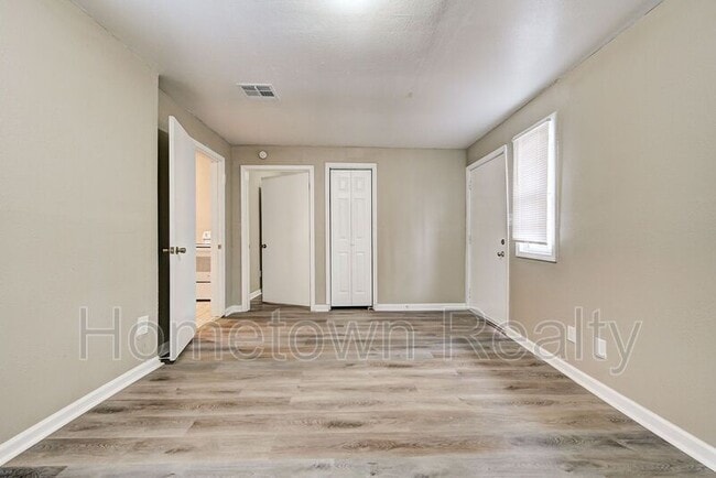 Building Photo - 2105 N Lottie Ave