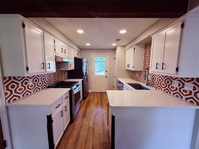 Building Photo - 1711 Ryon Ln