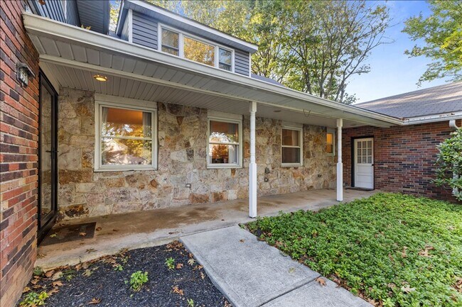 Building Photo - Magnificent 6 bedroom house in desirable Hanover Township!