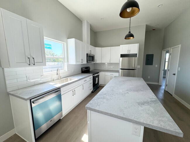 Building Photo - Executive Fully Upgraded Condo in Downtown Livermore