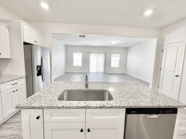 Building Photo - 3 br 2.5 ba townhome with garage