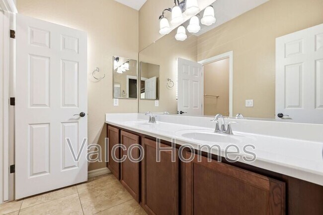 Building Photo - 2717 E Ficus Way