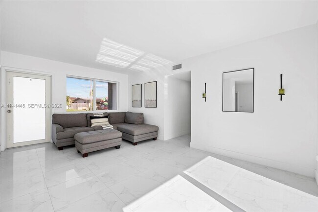 Building Photo - 10750 SW 43rd Ln