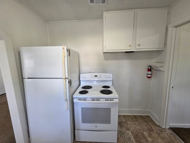 Building Photo - Cute 2BR/1BA House on Corner Lot
