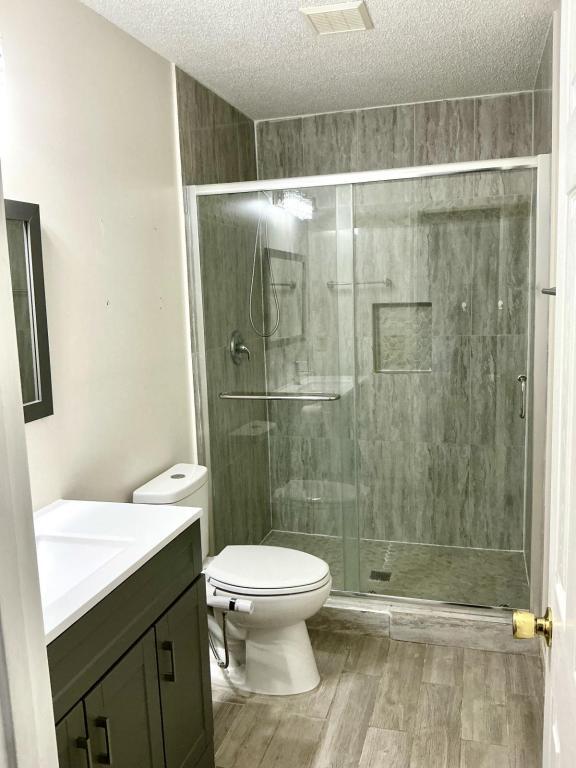 Building Photo - 617 Green Dr