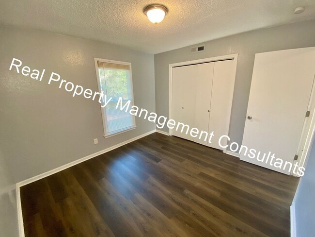 Building Photo - 2 Bedroom in Lee's Summit - Live Security Deposit Free with Obligo