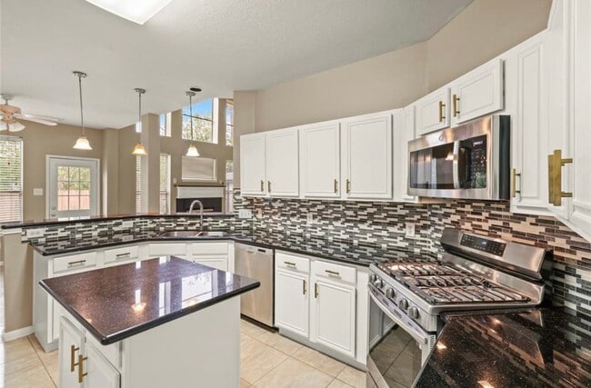 Building Photo - 10807 Oak Bayou Ln