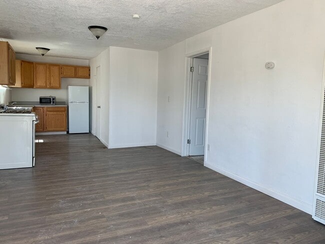 Building Photo - Charming 1 Bed / 1 Bath Duplex with Drivew...